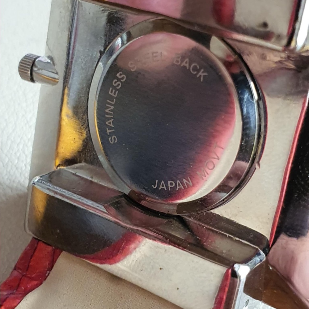 🦋10/$20🦋 Chico's Silver/Red Women's Cuff Watch - Picture 4 of 4